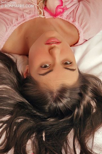 Длинноволосая брюнетка Sasha Grey показывает маленькие соски и киску
