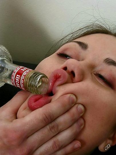 Бухая няшка выпила очень много водки и возбудилась порно фото