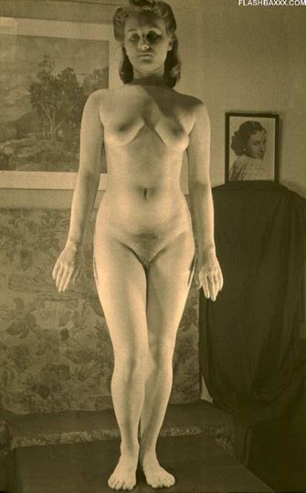 Очень старые фотографии показывают обнаженное тело женщины, которая не знала о существовании бритвы